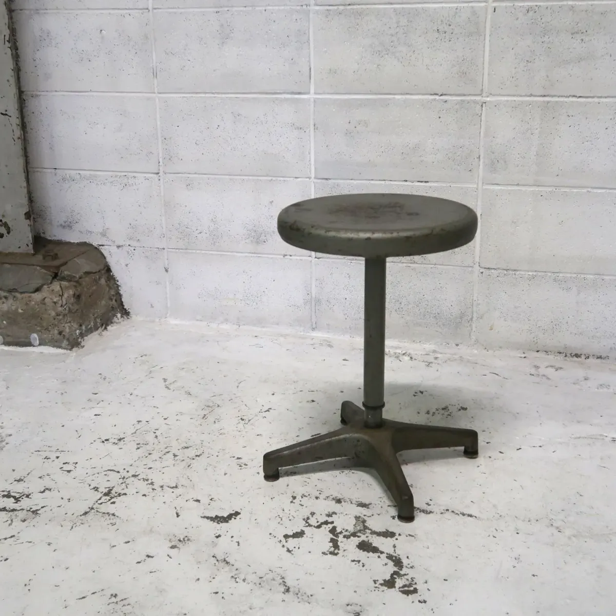AJUSTO EQUIPMENT社 ビンテージ インダストリアル メタルスツール