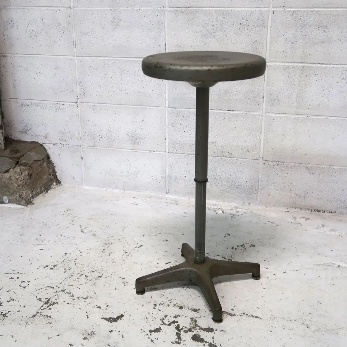 AJUSTO EQUIPMENT社 ビンテージ インダストリアル メタルスツール