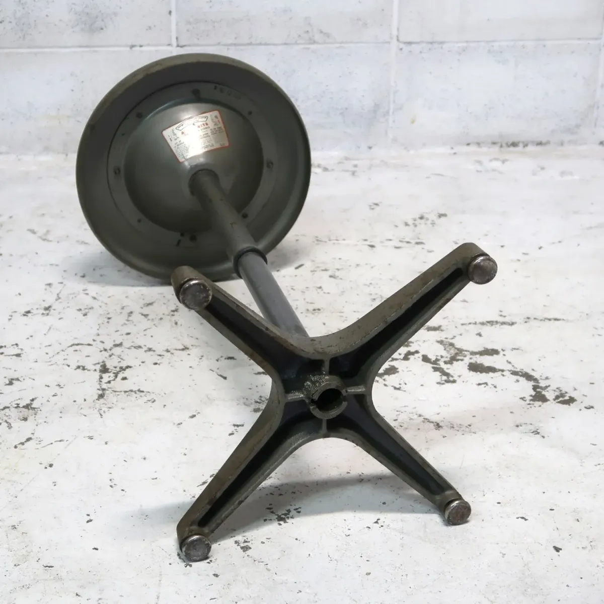 AJUSTO EQUIPMENT社 ビンテージ インダストリアル メタルスツール