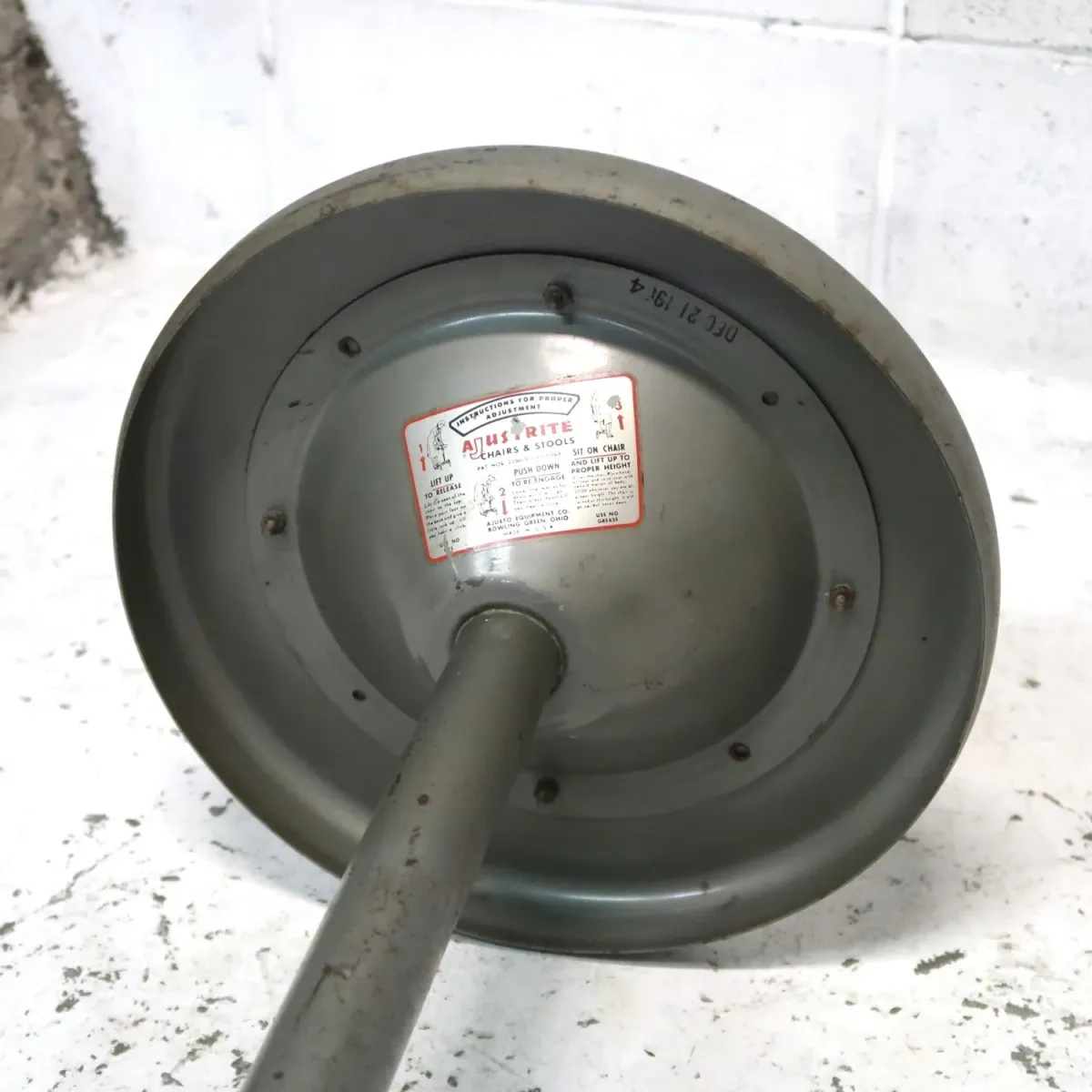 AJUSTO EQUIPMENT社 ビンテージ インダストリアル メタルスツール