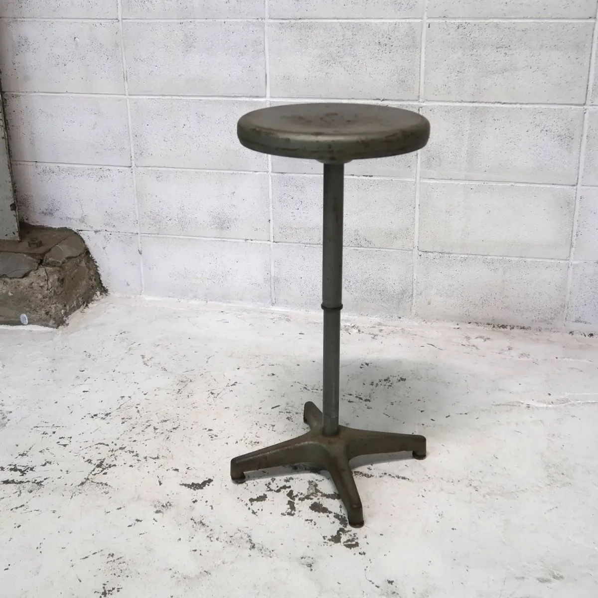AJUSTO EQUIPMENT社 ビンテージ インダストリアル メタルスツール