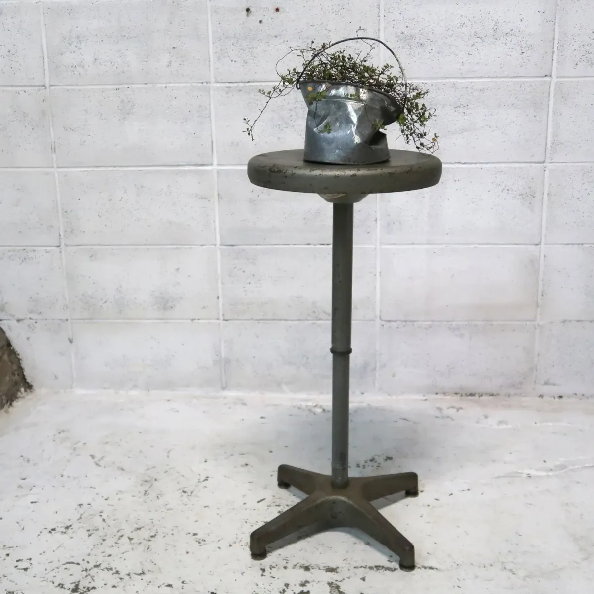 AJUSTO EQUIPMENT社 ビンテージ インダストリアル メタルスツール