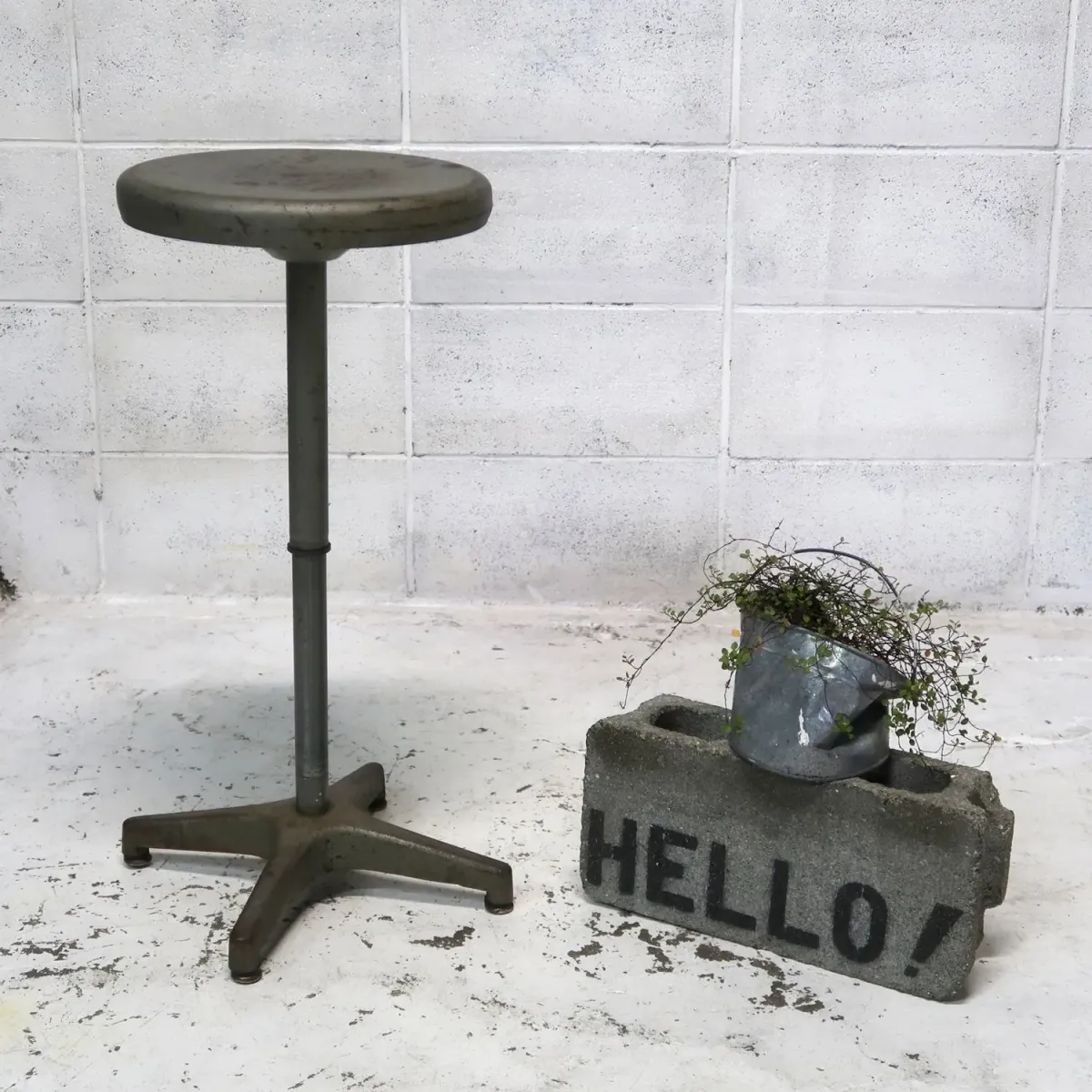 AJUSTO EQUIPMENT社 ビンテージ インダストリアル メタルスツール