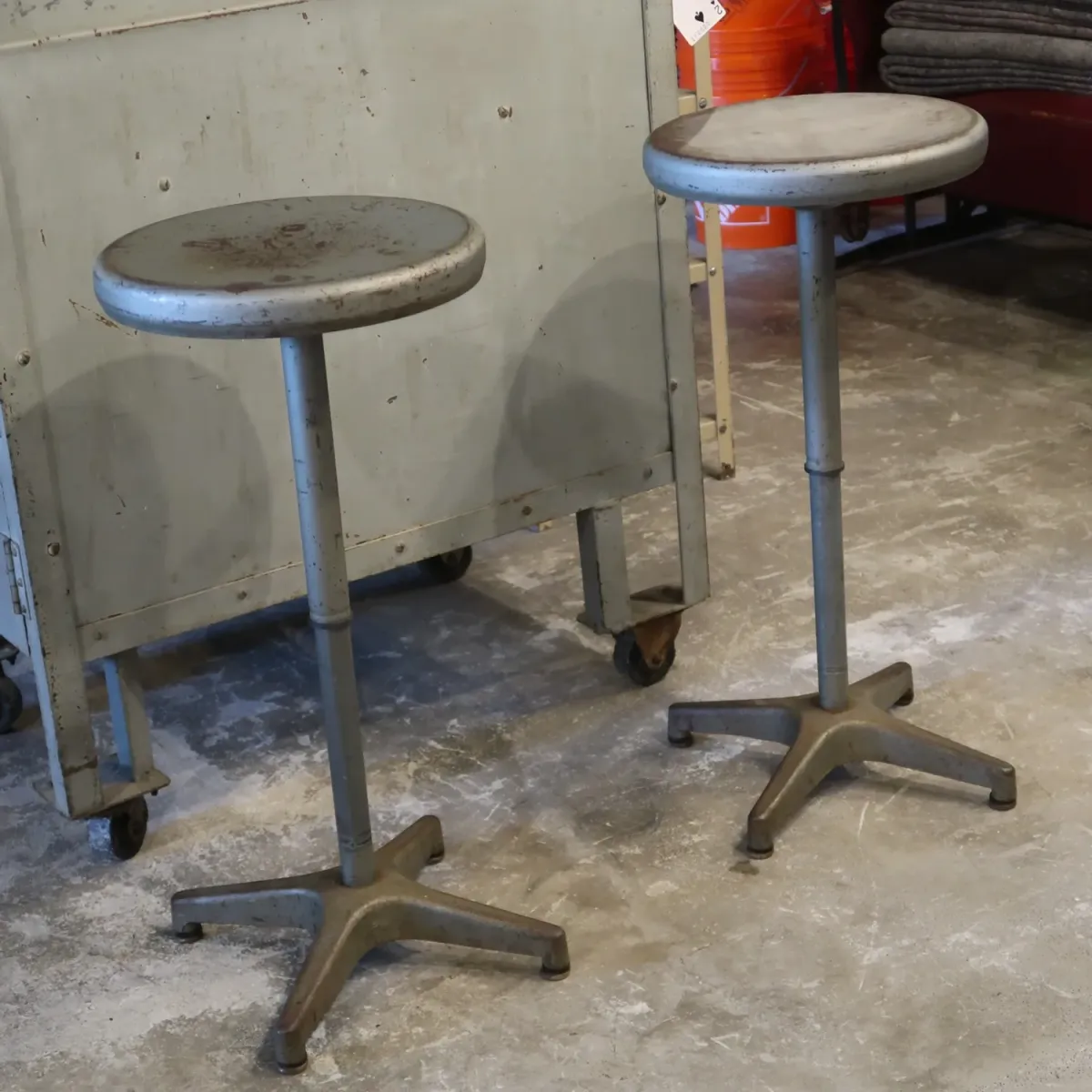 AJUSTO EQUIPMENT社 ビンテージ インダストリアル メタルスツール