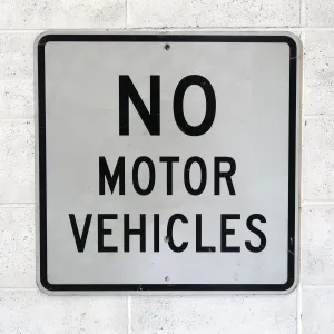 NO MOTOR VEHICLES ロードサイン