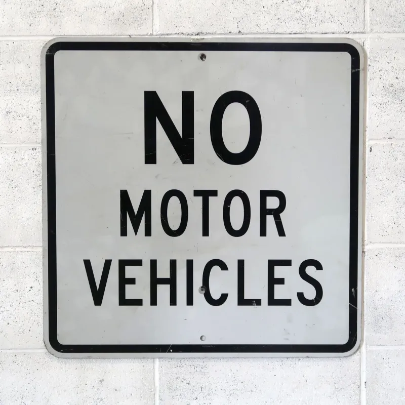 NO MOTOR VEHICLES ロードサイン