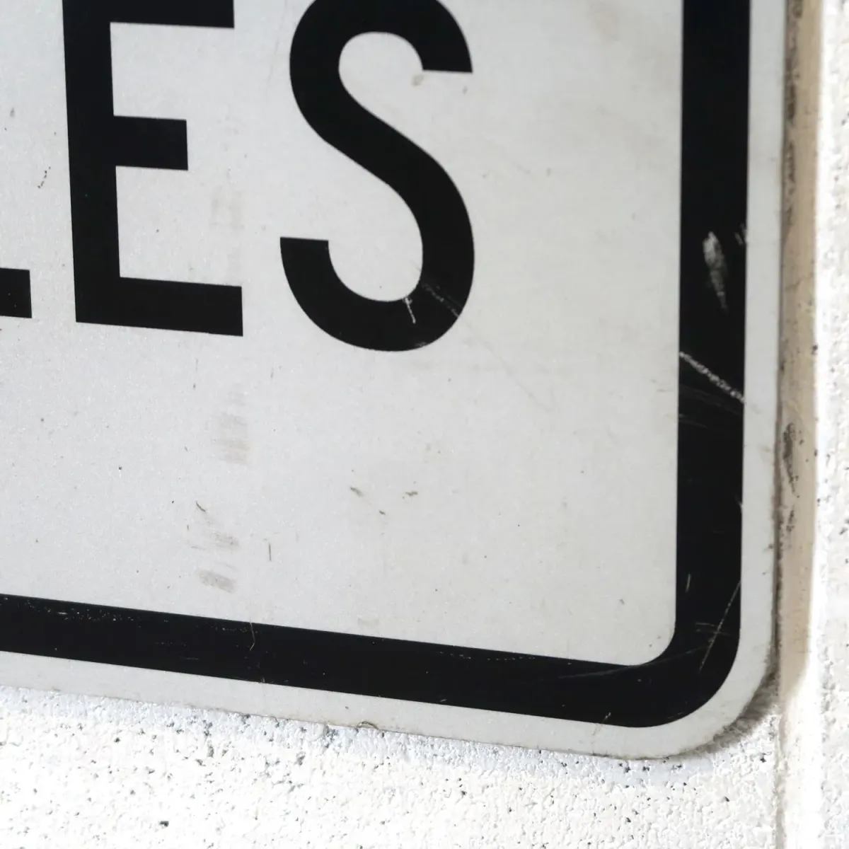 NO MOTOR VEHICLES ロードサイン