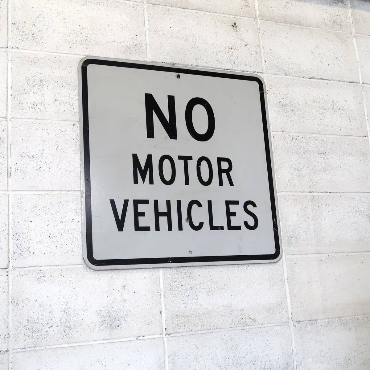 NO MOTOR VEHICLES ロードサイン