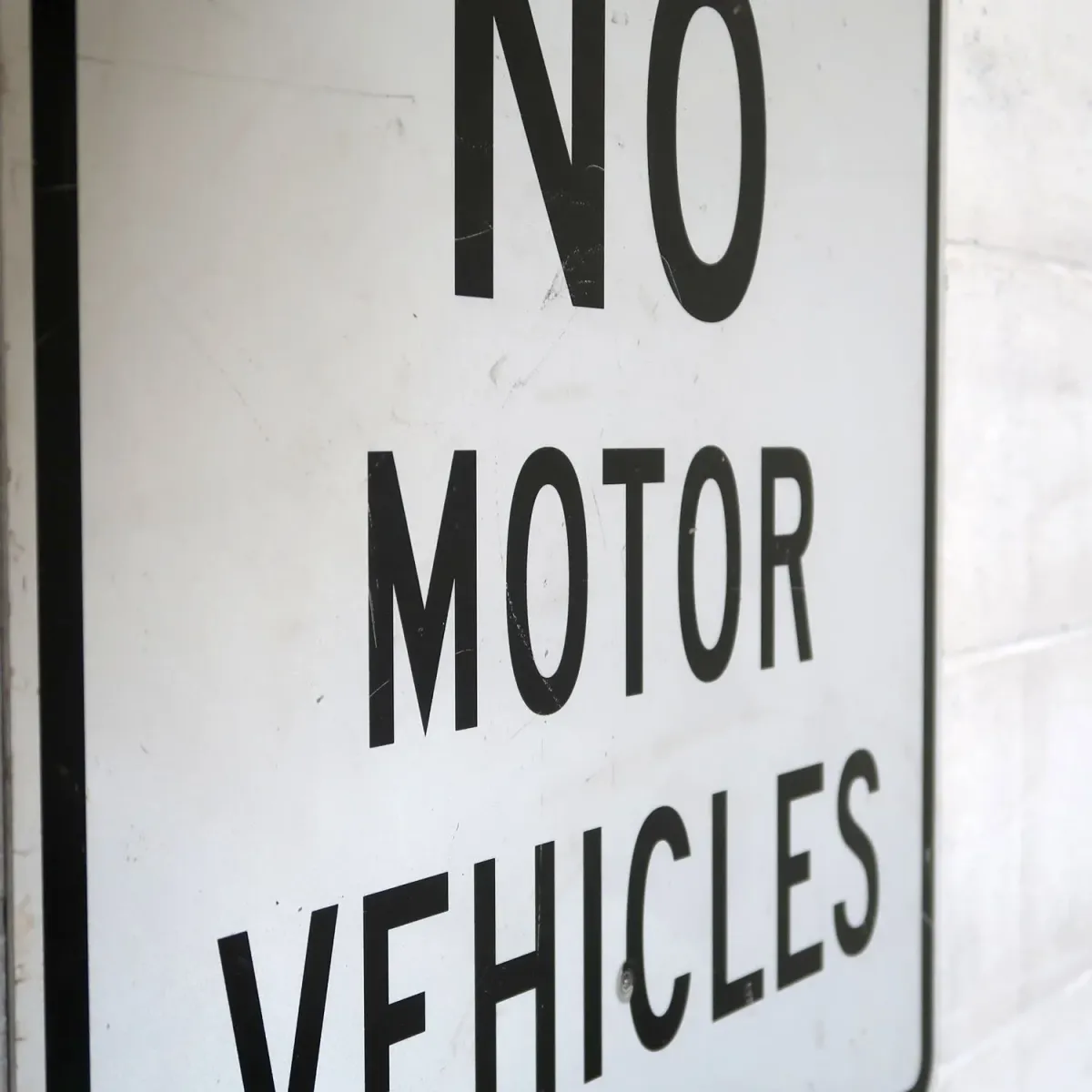 NO MOTOR VEHICLES ロードサイン