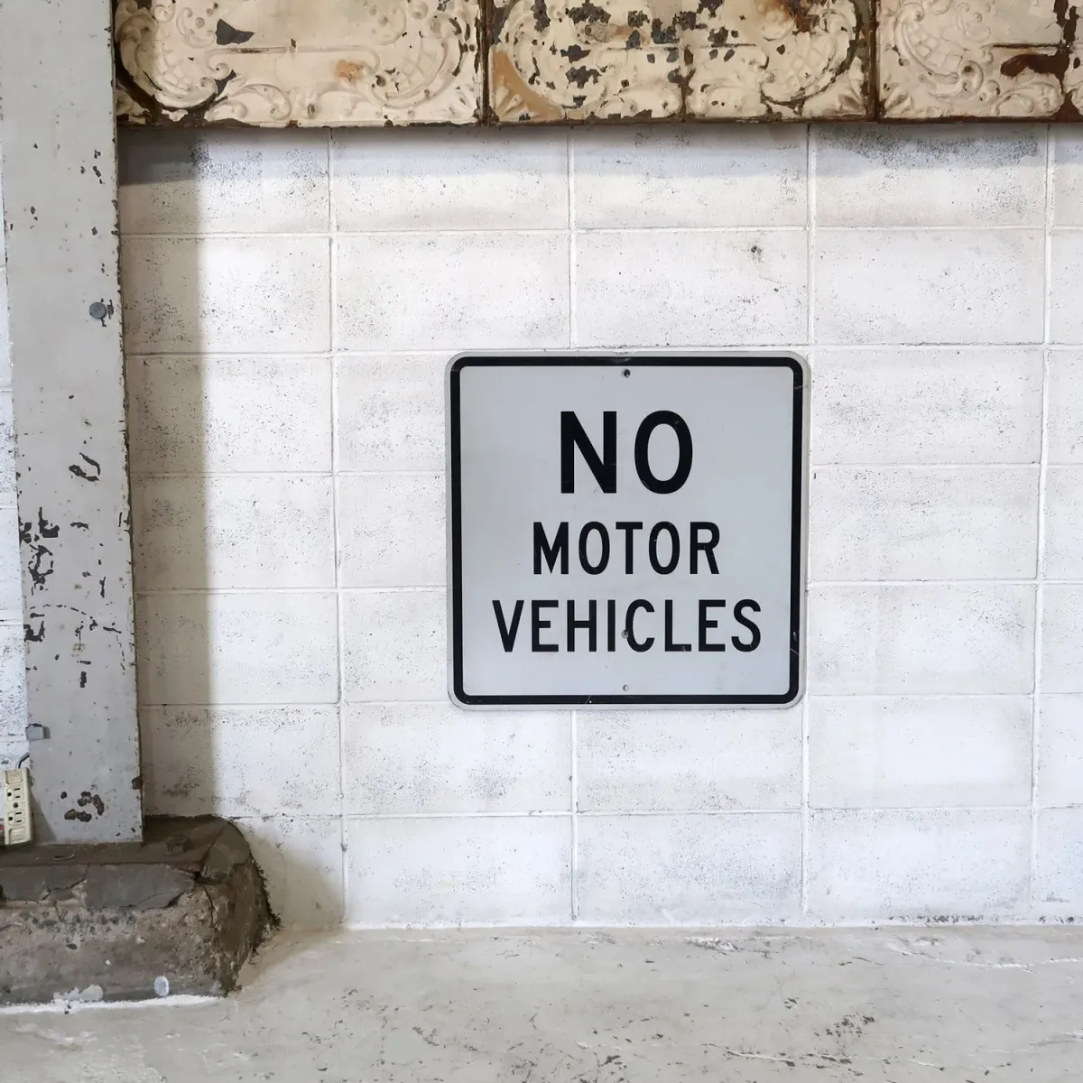 NO MOTOR VEHICLES ロードサイン