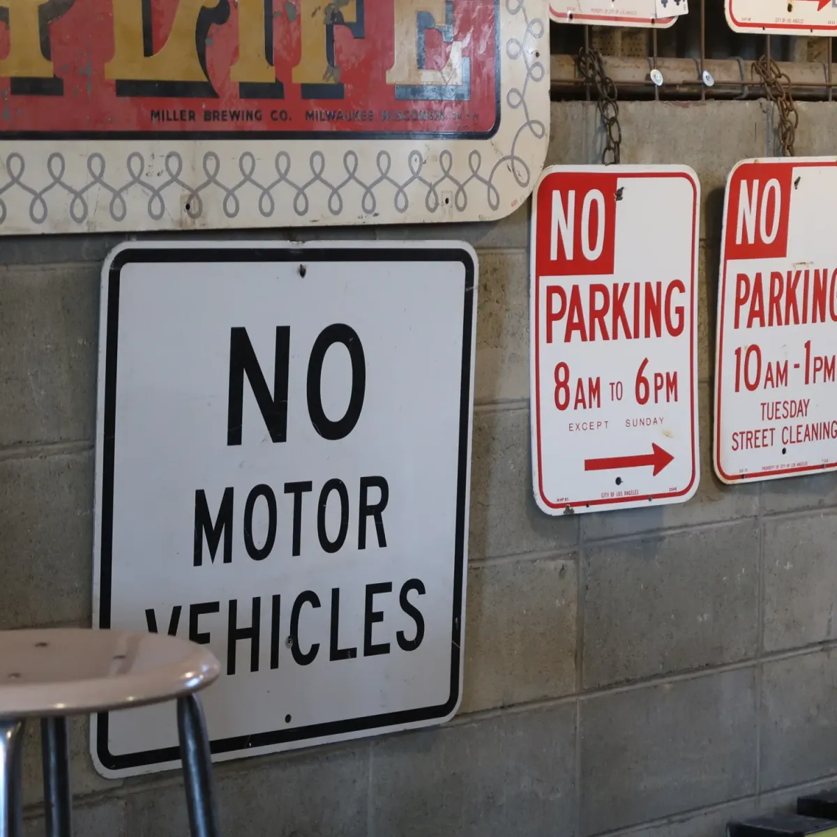 NO MOTOR VEHICLES ロードサイン