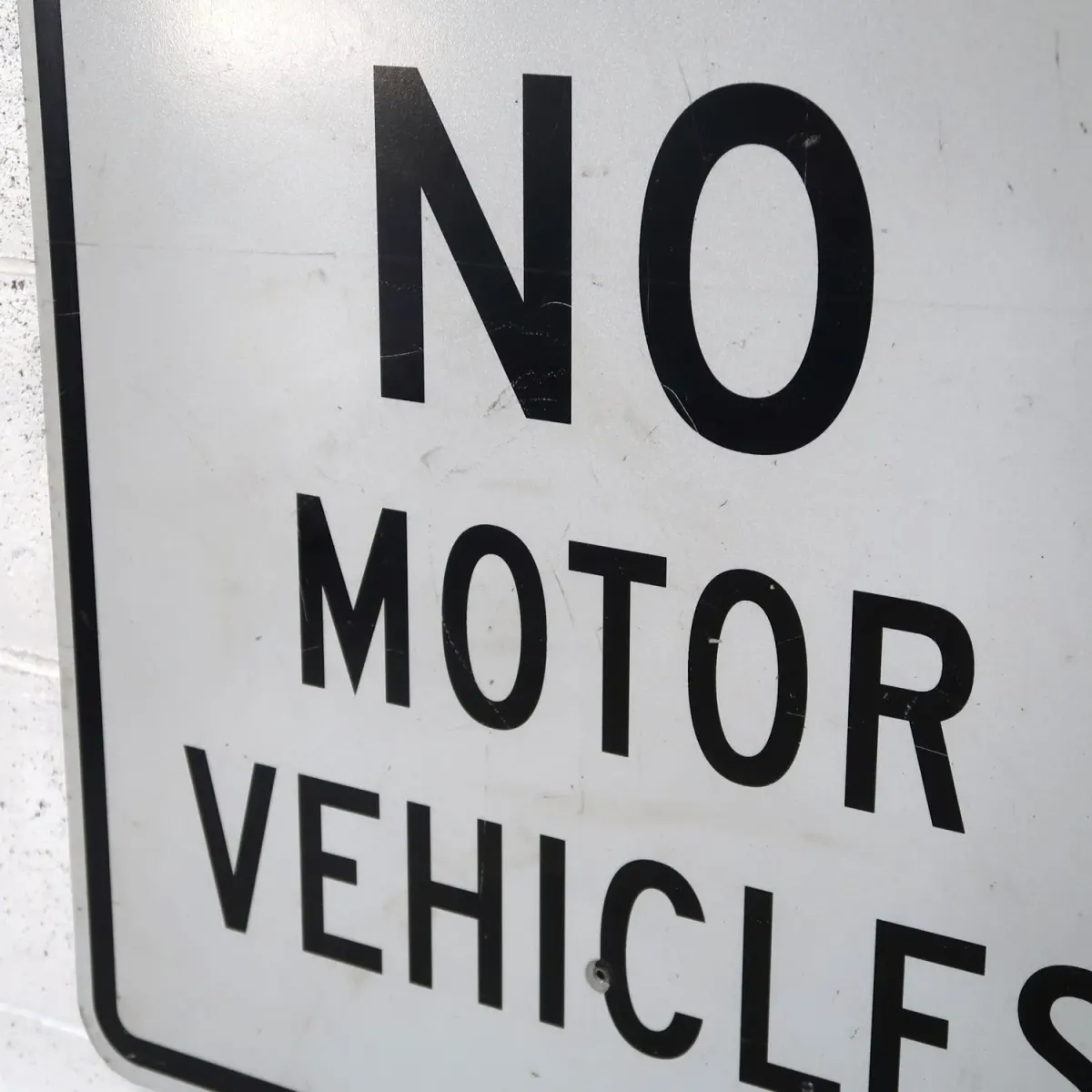 NO MOTOR VEHICLES ロードサイン