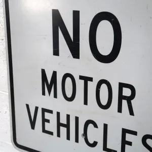 NO MOTOR VEHICLES ロードサイン