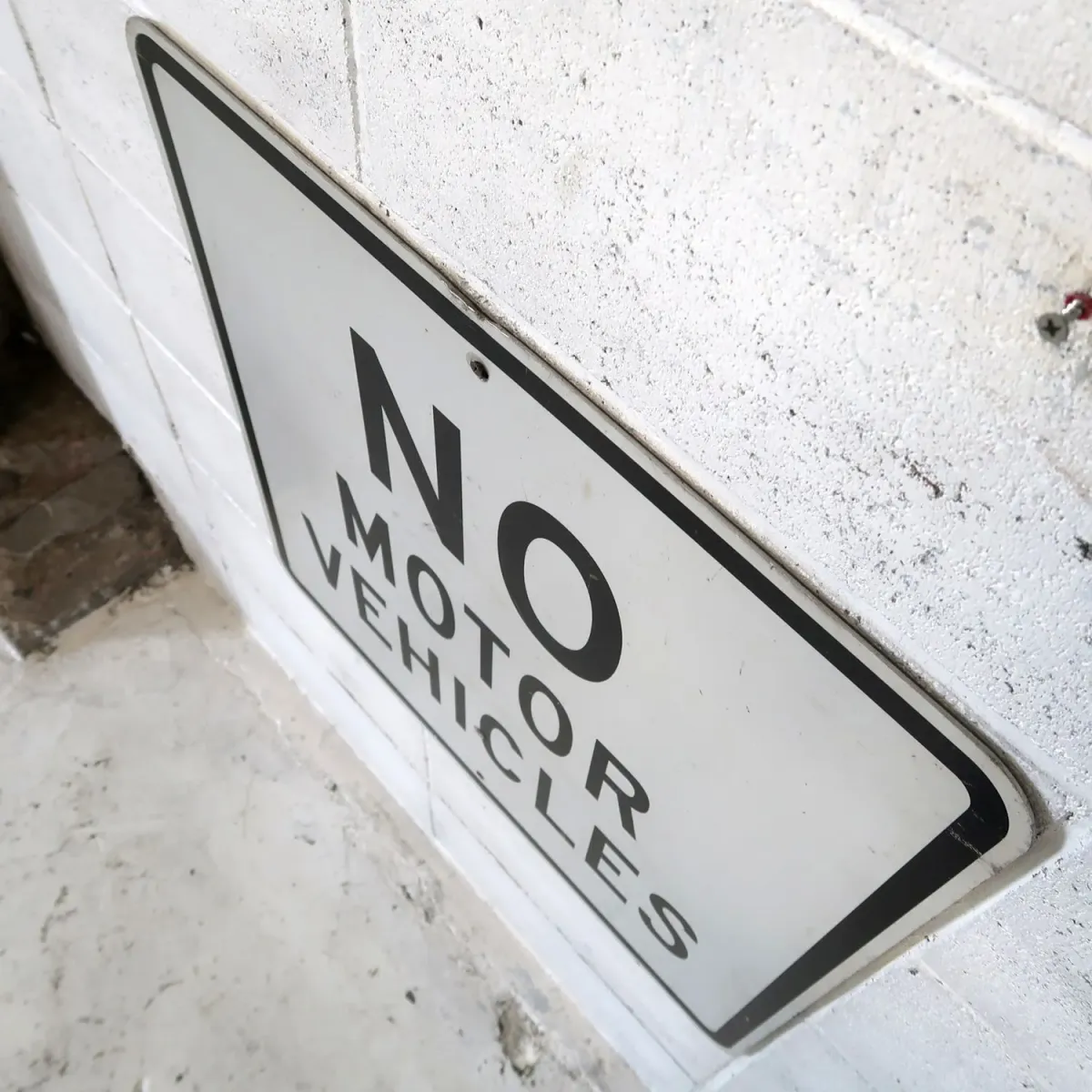 NO MOTOR VEHICLES ロードサイン