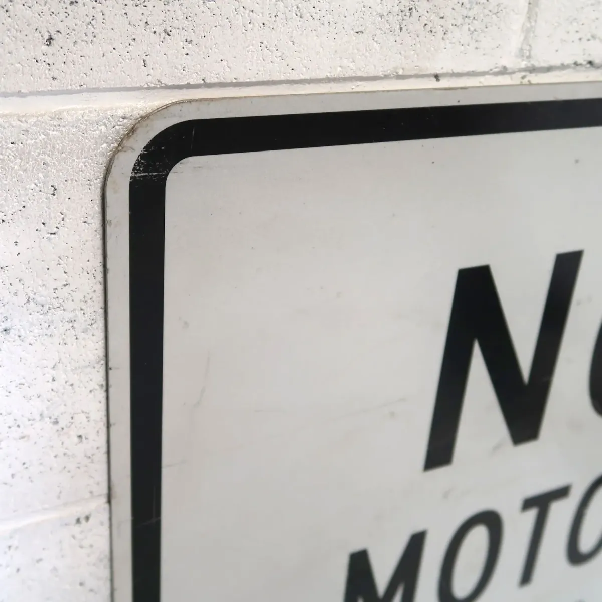 NO MOTOR VEHICLES ロードサイン