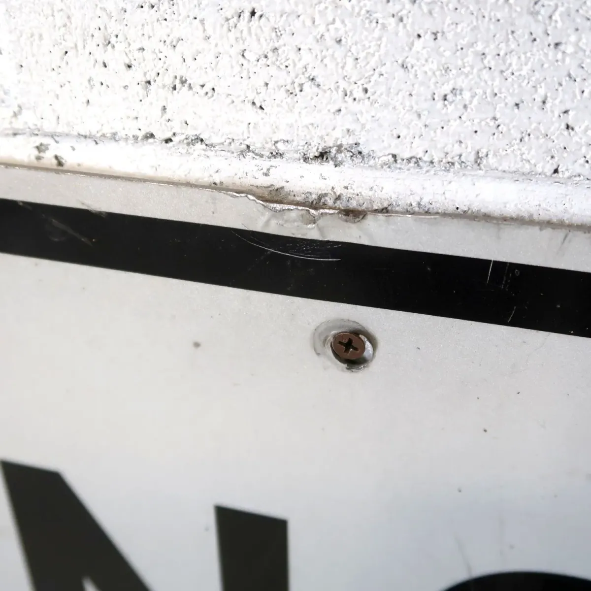 NO MOTOR VEHICLES ロードサイン