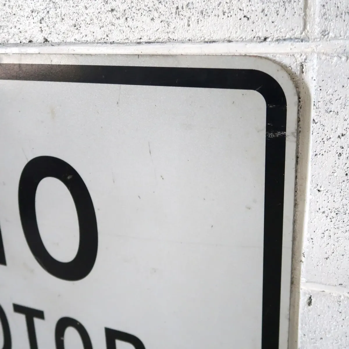 NO MOTOR VEHICLES ロードサイン