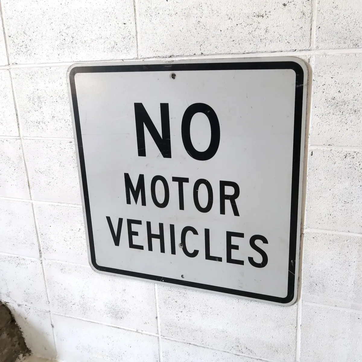 NO MOTOR VEHICLES ロードサイン