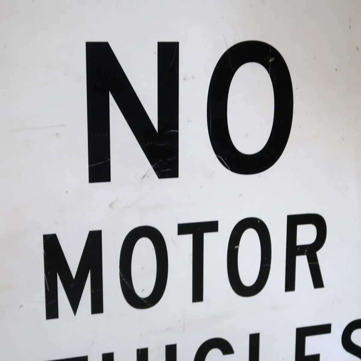 NO MOTOR VEHICLES ロードサイン