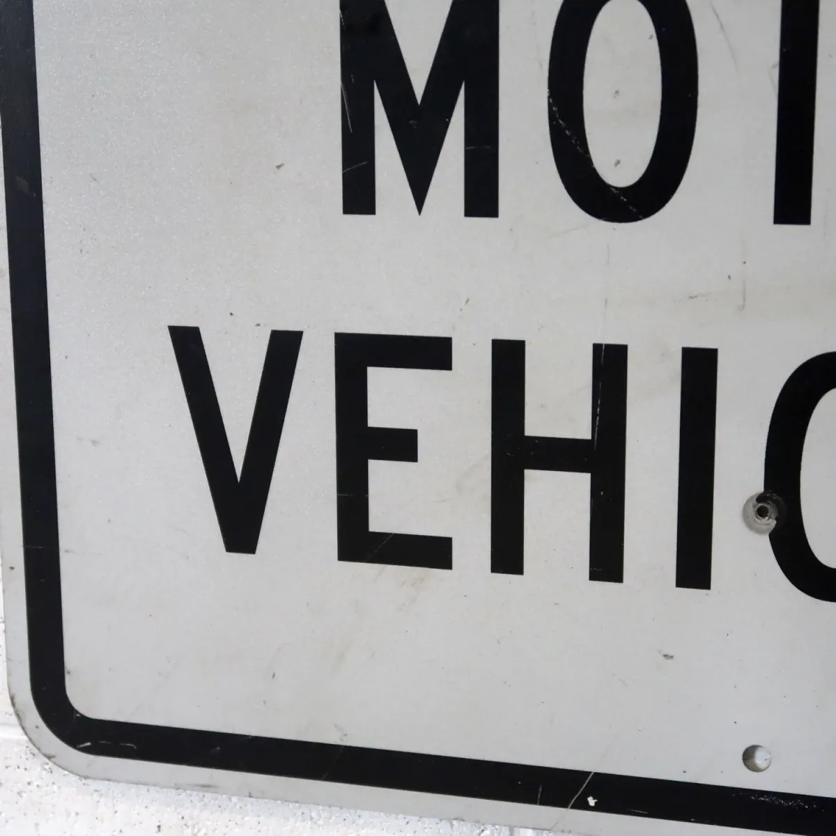 NO MOTOR VEHICLES ロードサイン