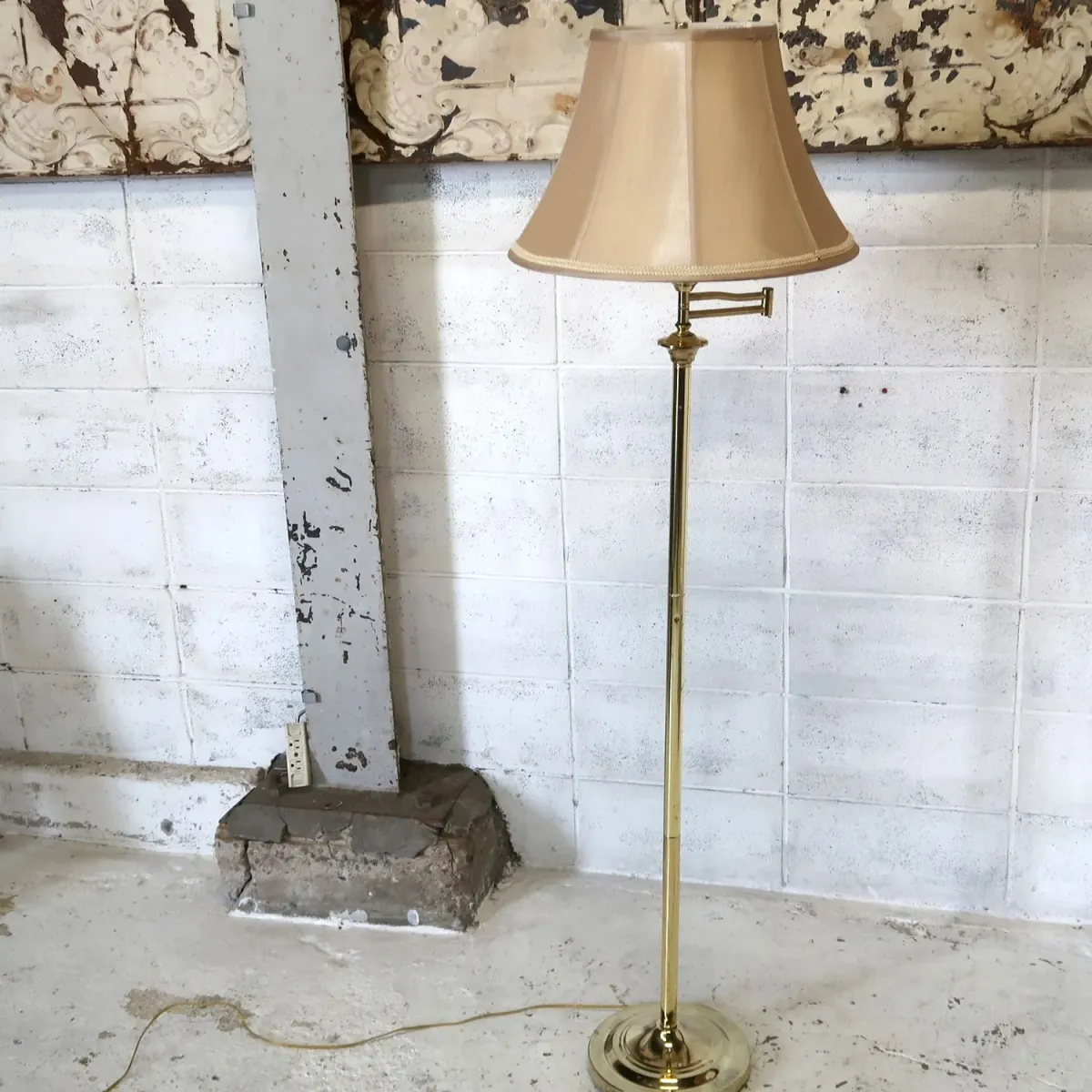アンティーク ゴールドメタル フロアランプ