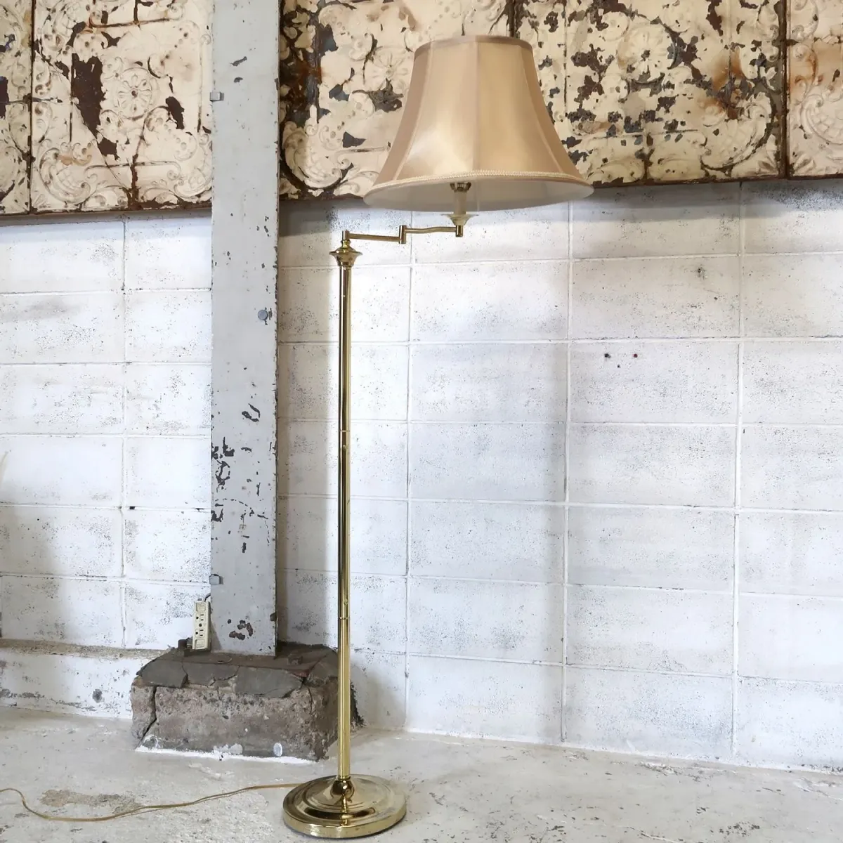 アンティーク ゴールドメタル フロアランプ