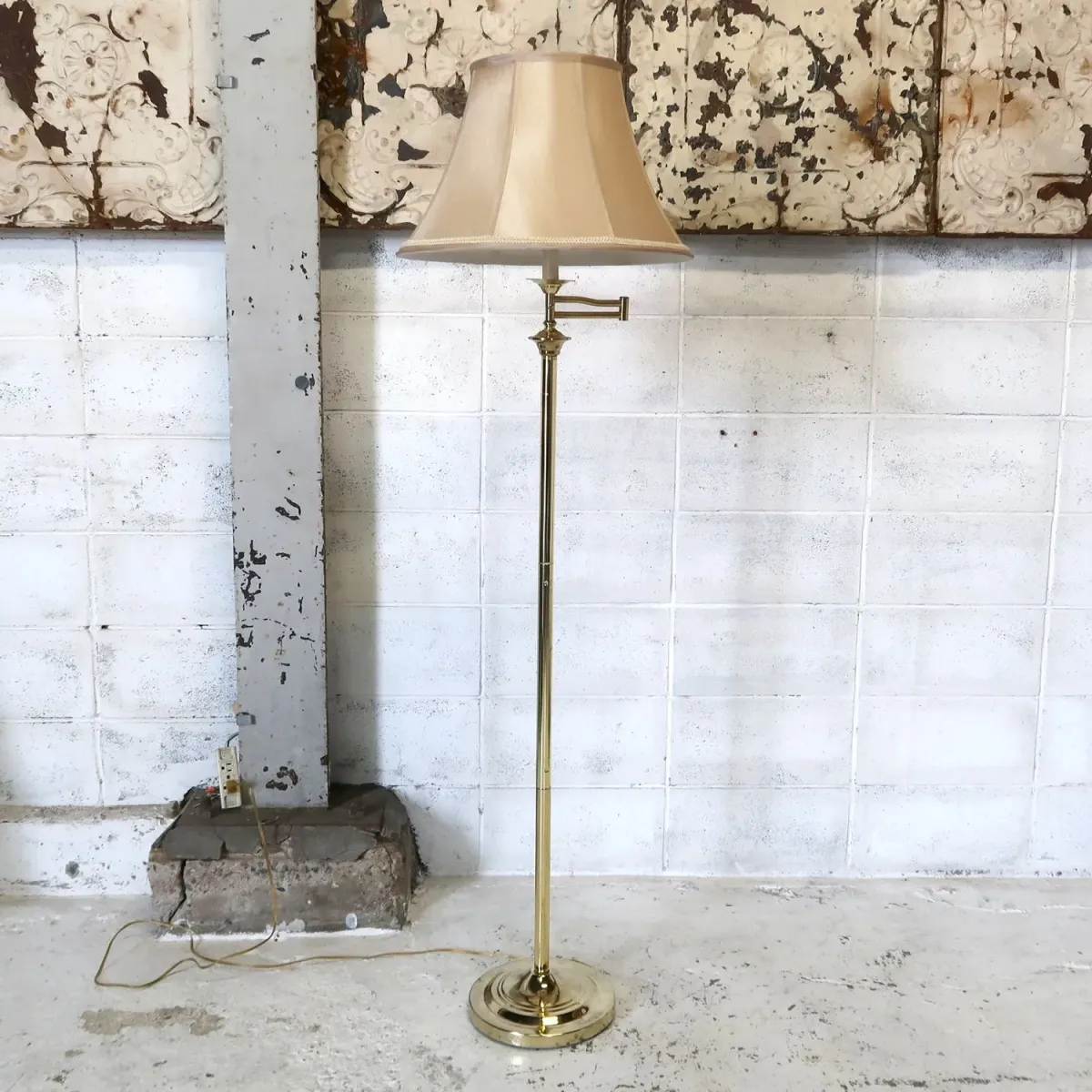 アンティーク ゴールドメタル フロアランプ