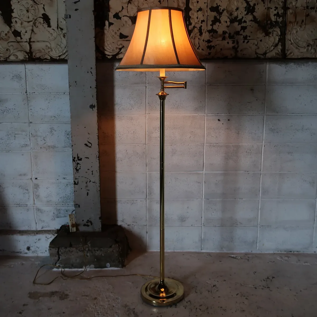 アンティーク ゴールドメタル フロアランプ
