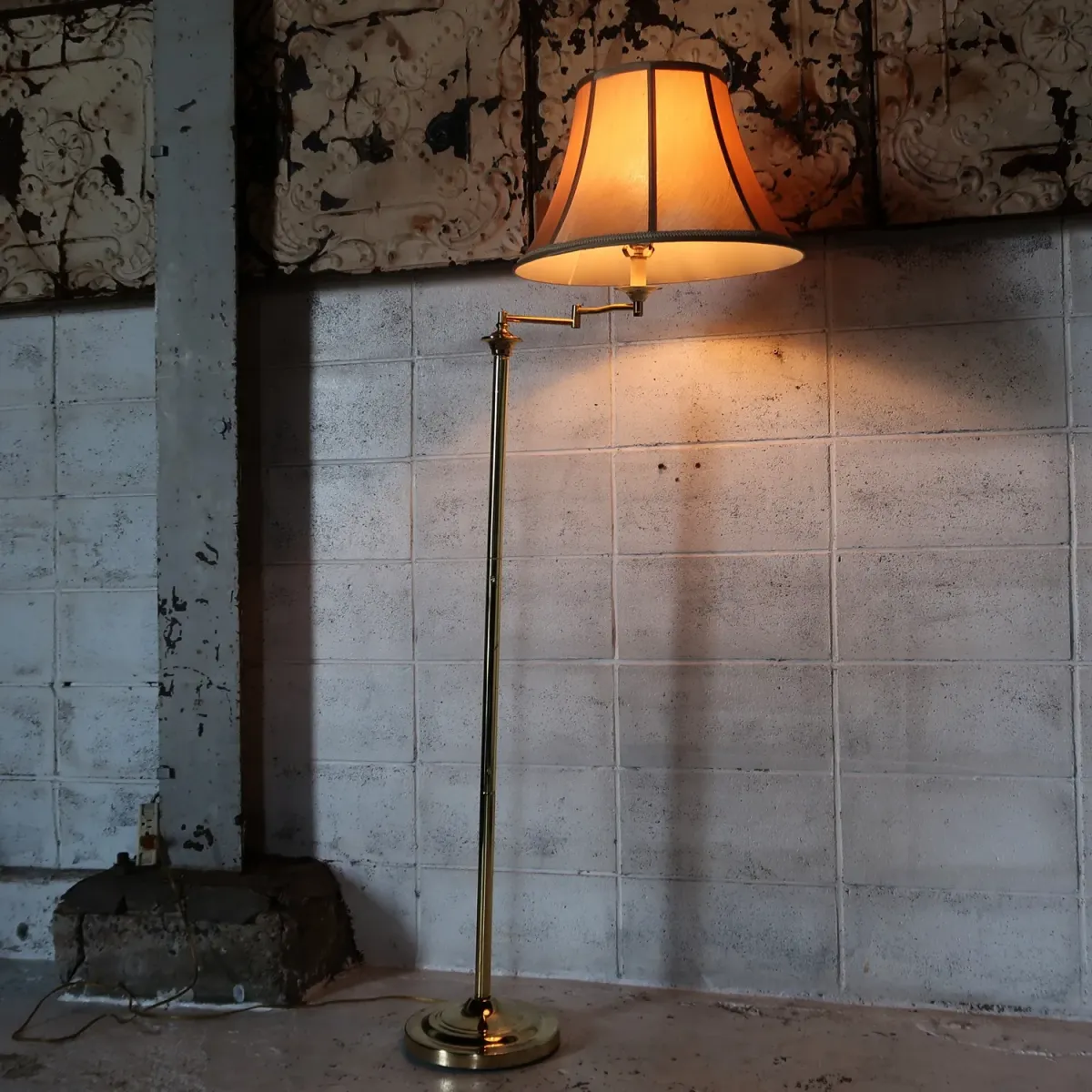 アンティーク ゴールドメタル フロアランプ