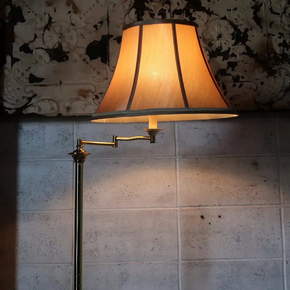アンティーク ゴールドメタル フロアランプ