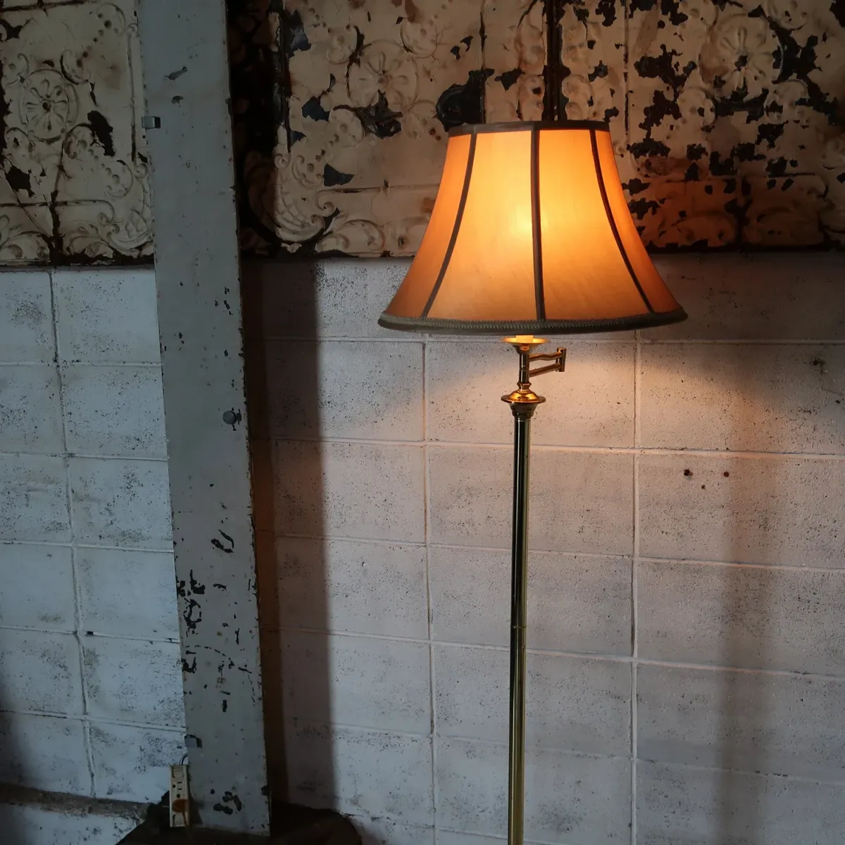 アンティーク ゴールドメタル フロアランプ