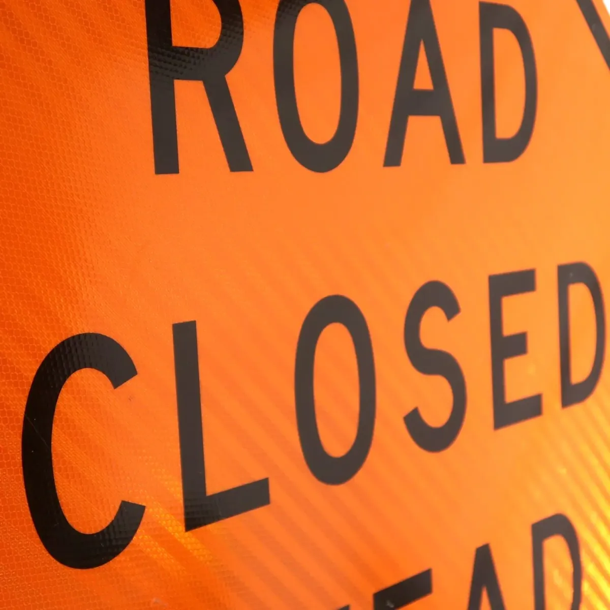 ROAD CLOSED AHEAD 大型ロードサイン