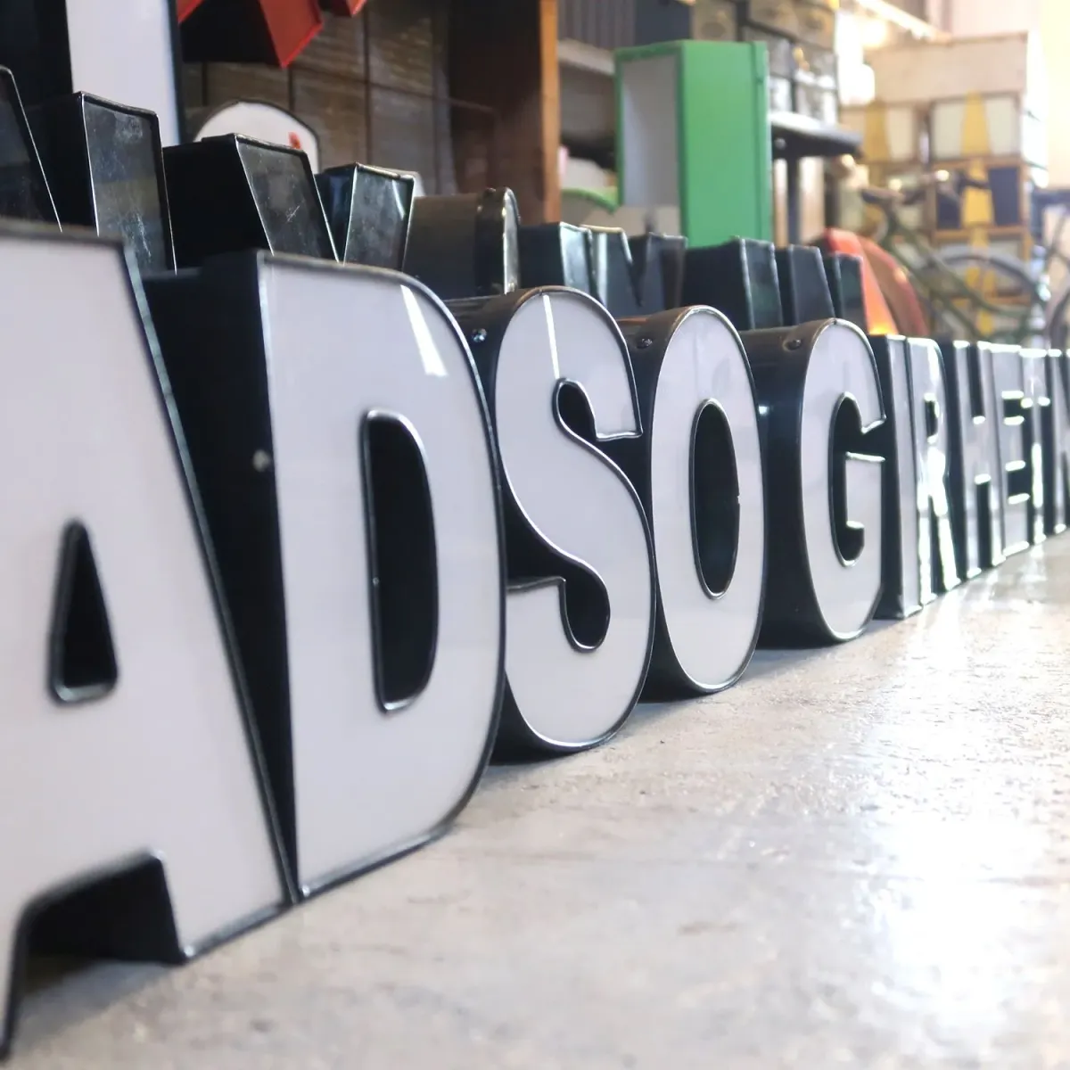 ビンテージ レターサイン ミニサイズ O