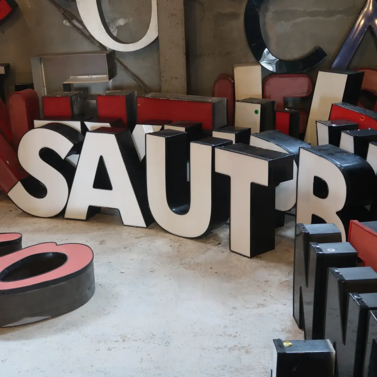 ビンテージ レターサイン B