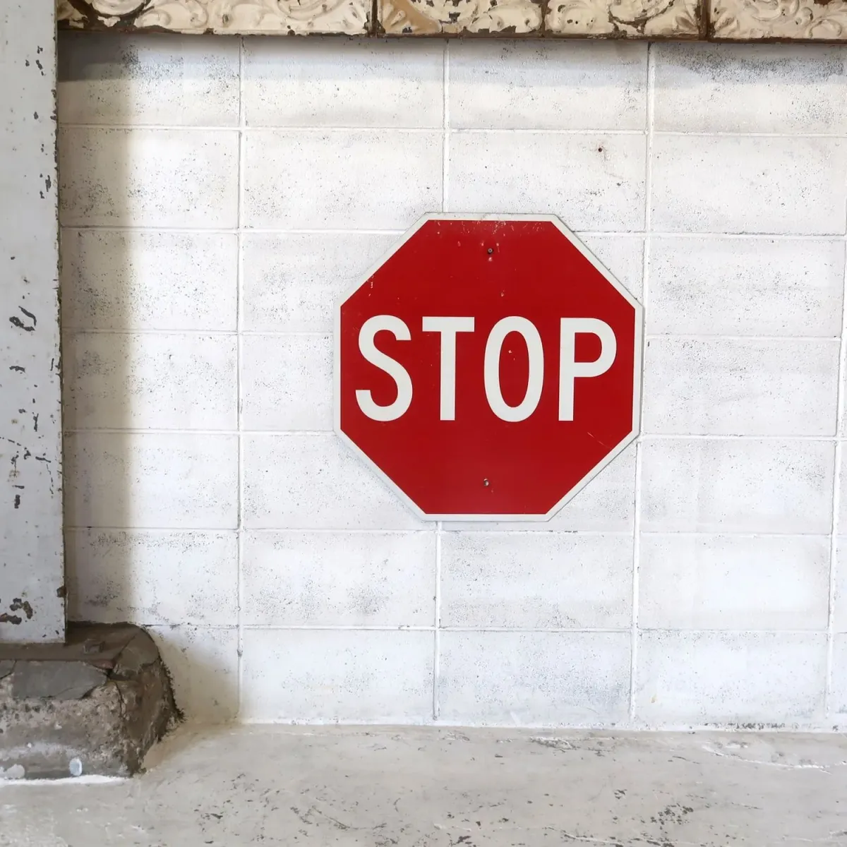 STOP ロードサイン