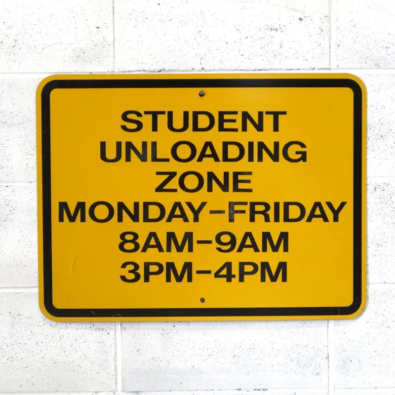 STUDENT UNLOADING ZONE ロードサイン