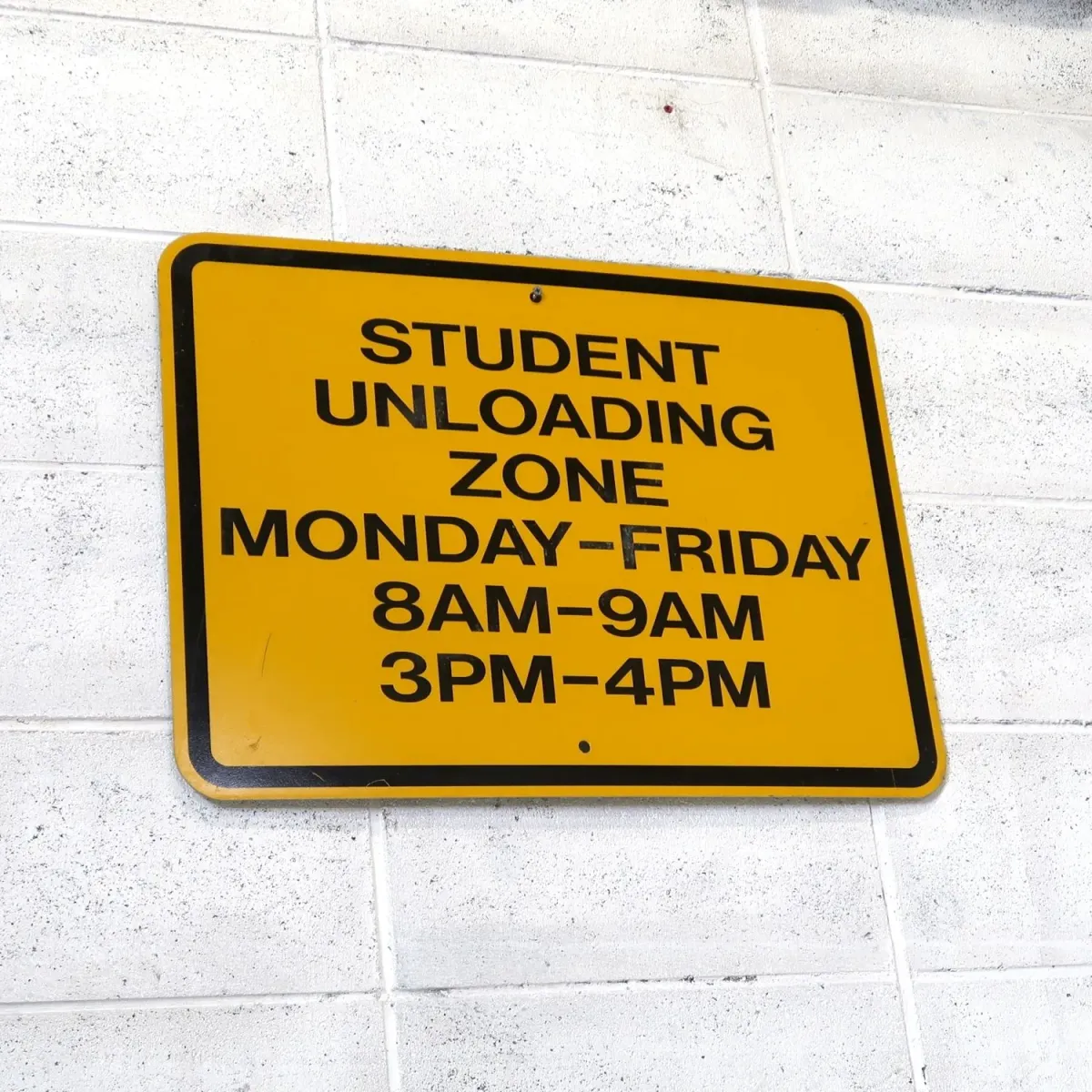 STUDENT UNLOADING ZONE ロードサイン