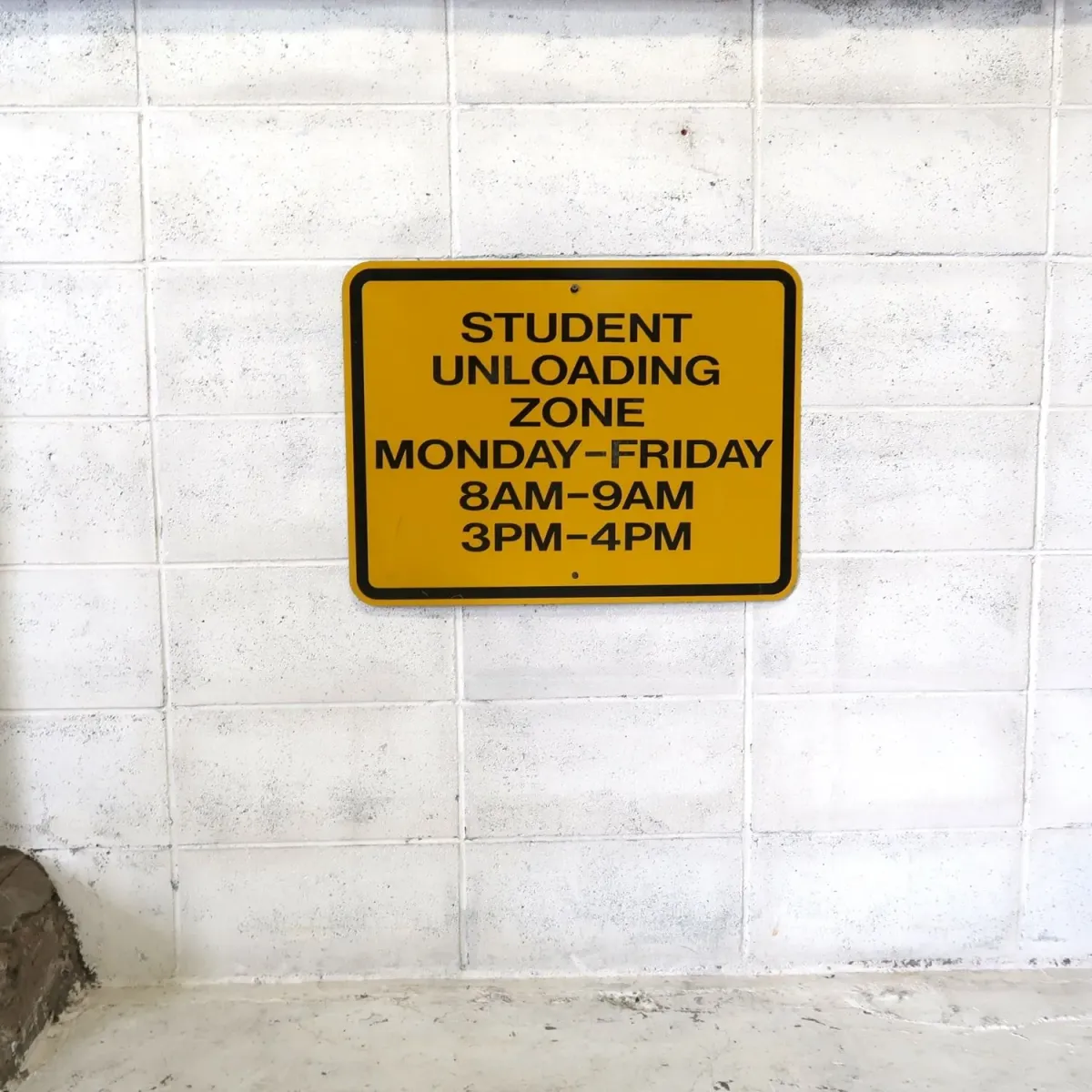 STUDENT UNLOADING ZONE ロードサイン