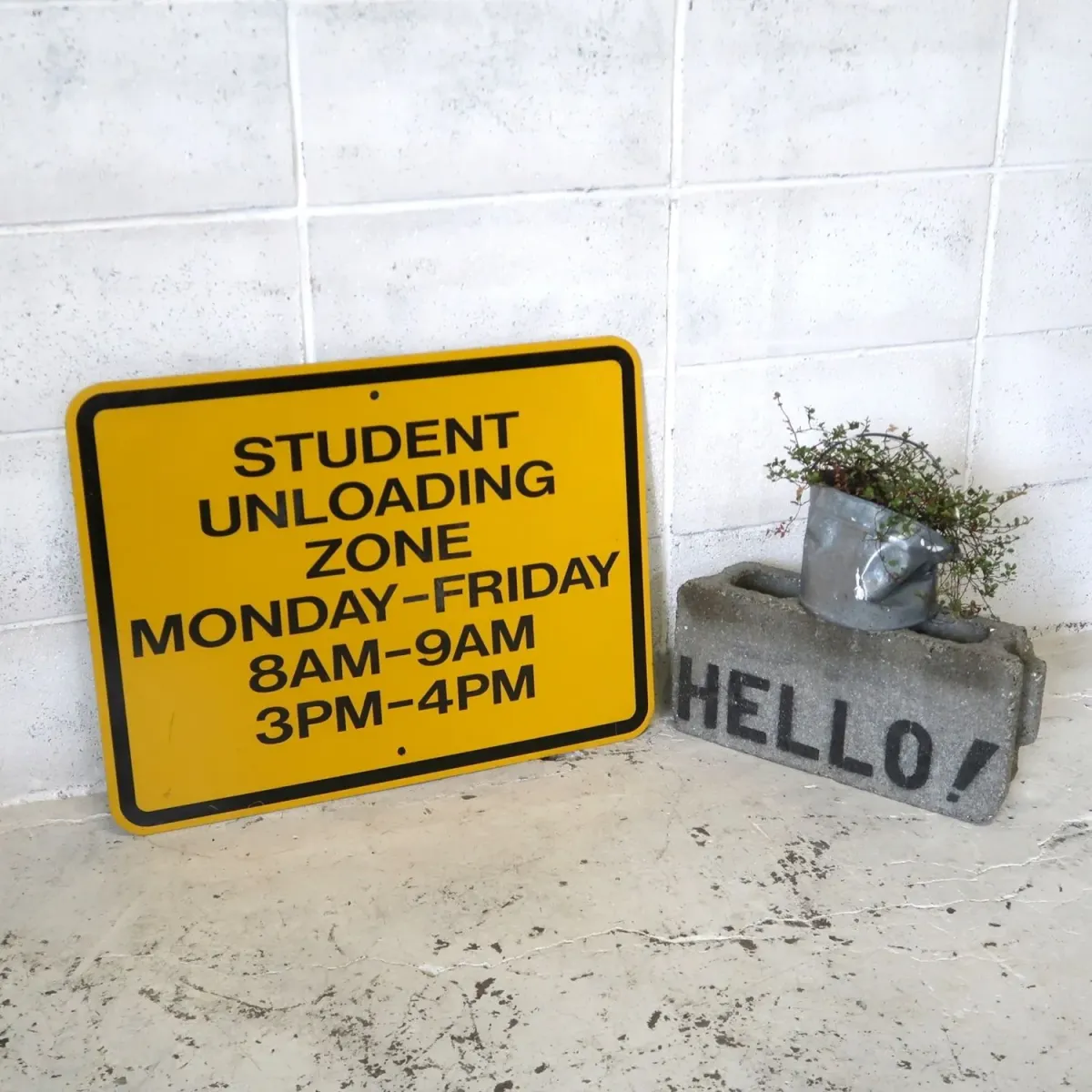 STUDENT UNLOADING ZONE ロードサイン