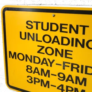 STUDENT UNLOADING ZONE ロードサイン
