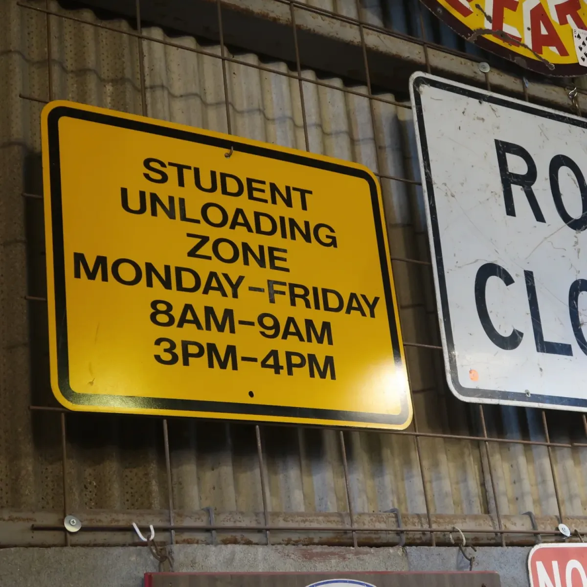 STUDENT UNLOADING ZONE ロードサイン