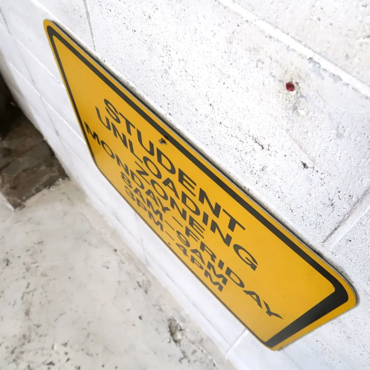 STUDENT UNLOADING ZONE ロードサイン