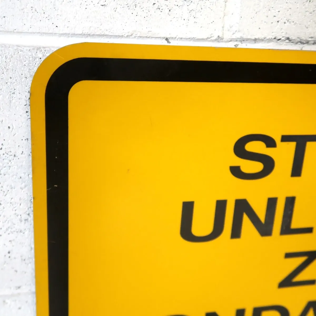 STUDENT UNLOADING ZONE ロードサイン