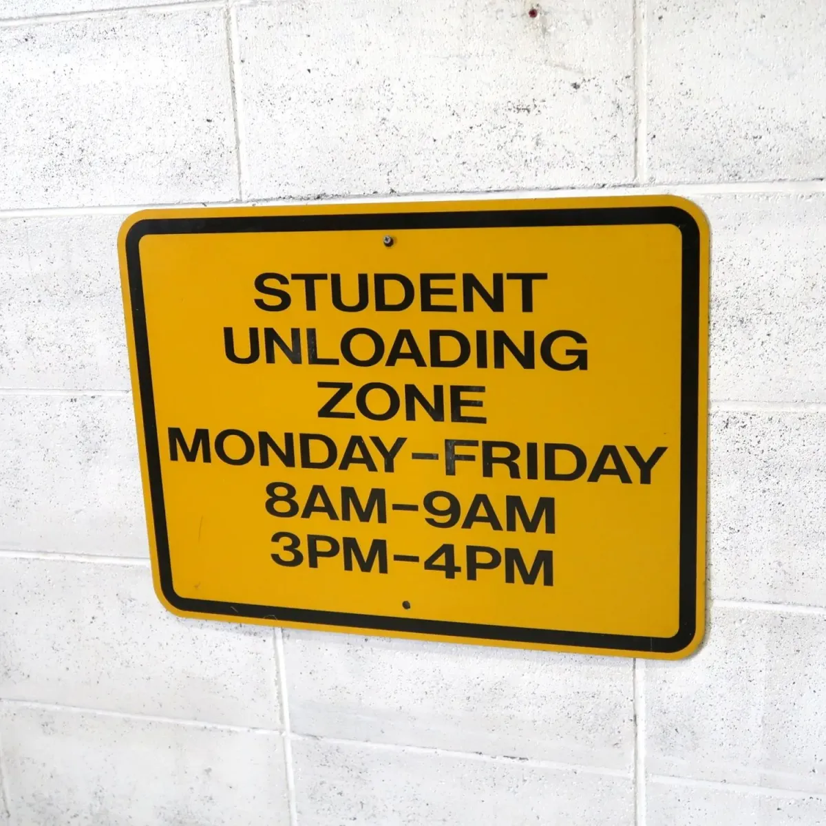 STUDENT UNLOADING ZONE ロードサイン