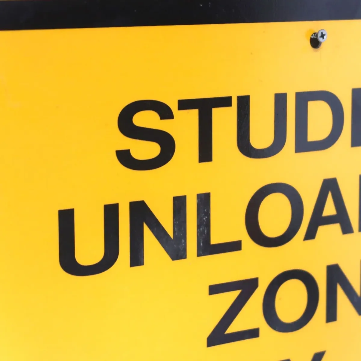 STUDENT UNLOADING ZONE ロードサイン
