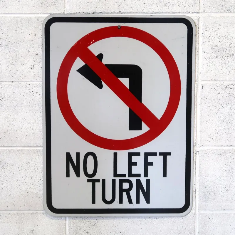 NO LEFT TURN ロードサイン