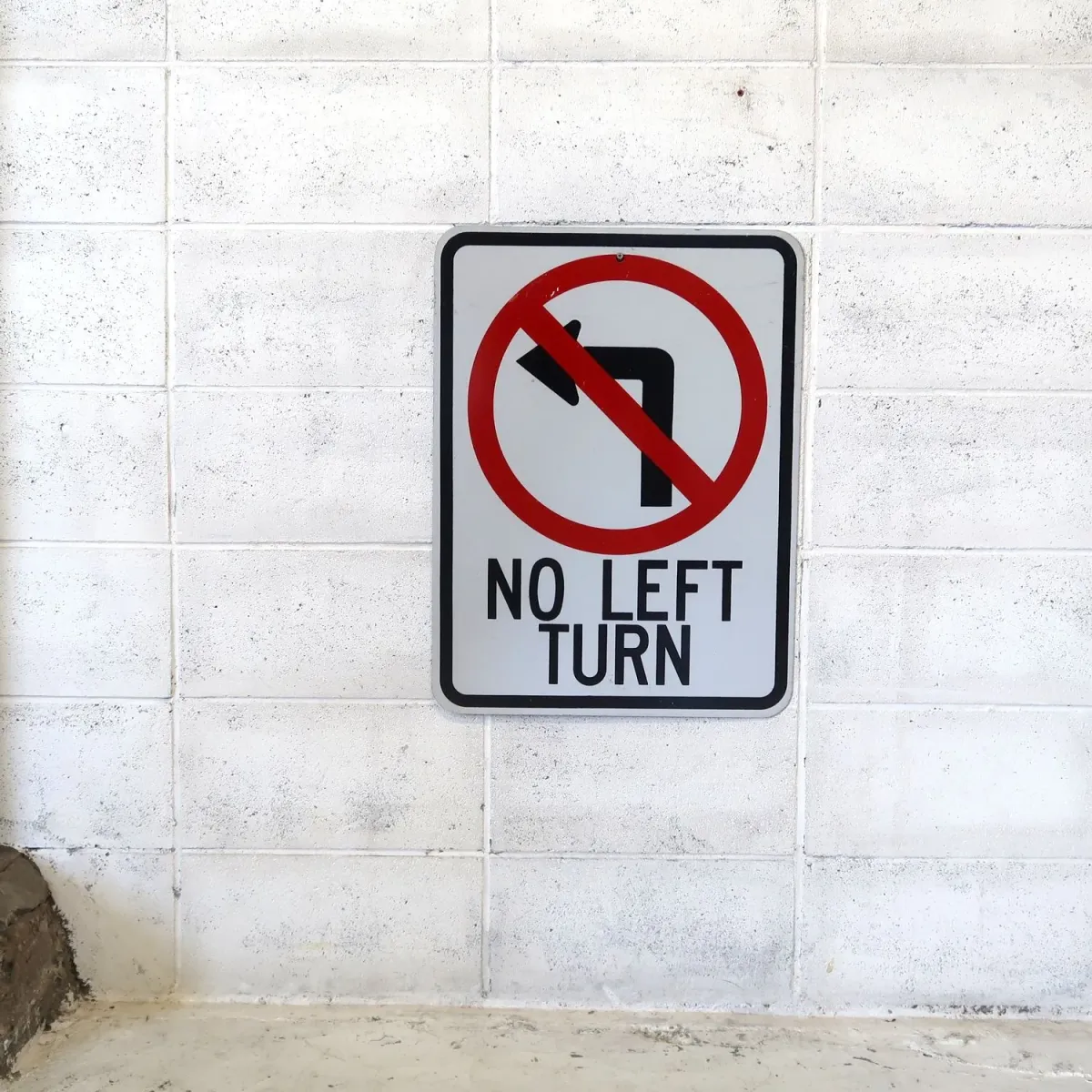 NO LEFT TURN ロードサイン