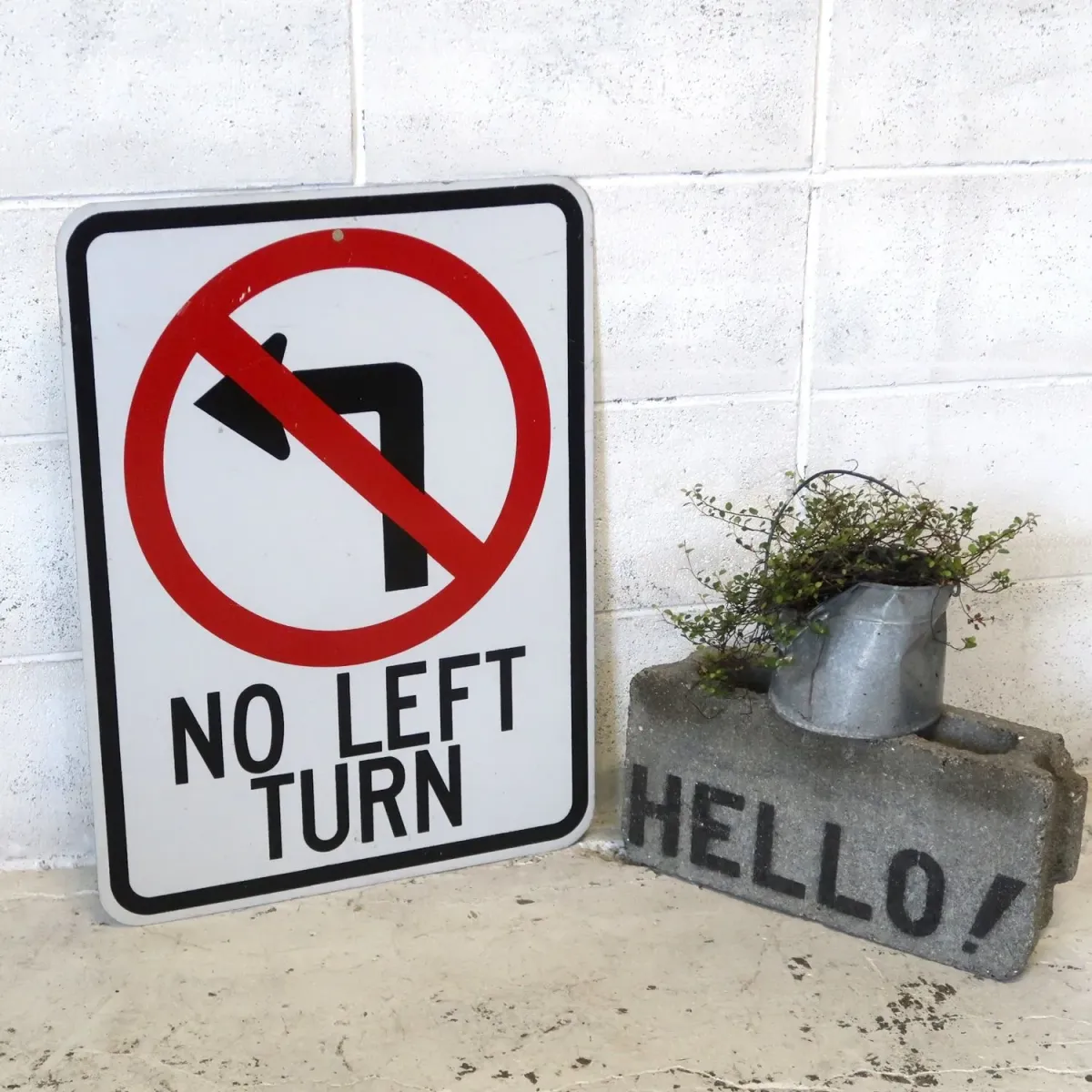 NO LEFT TURN ロードサイン