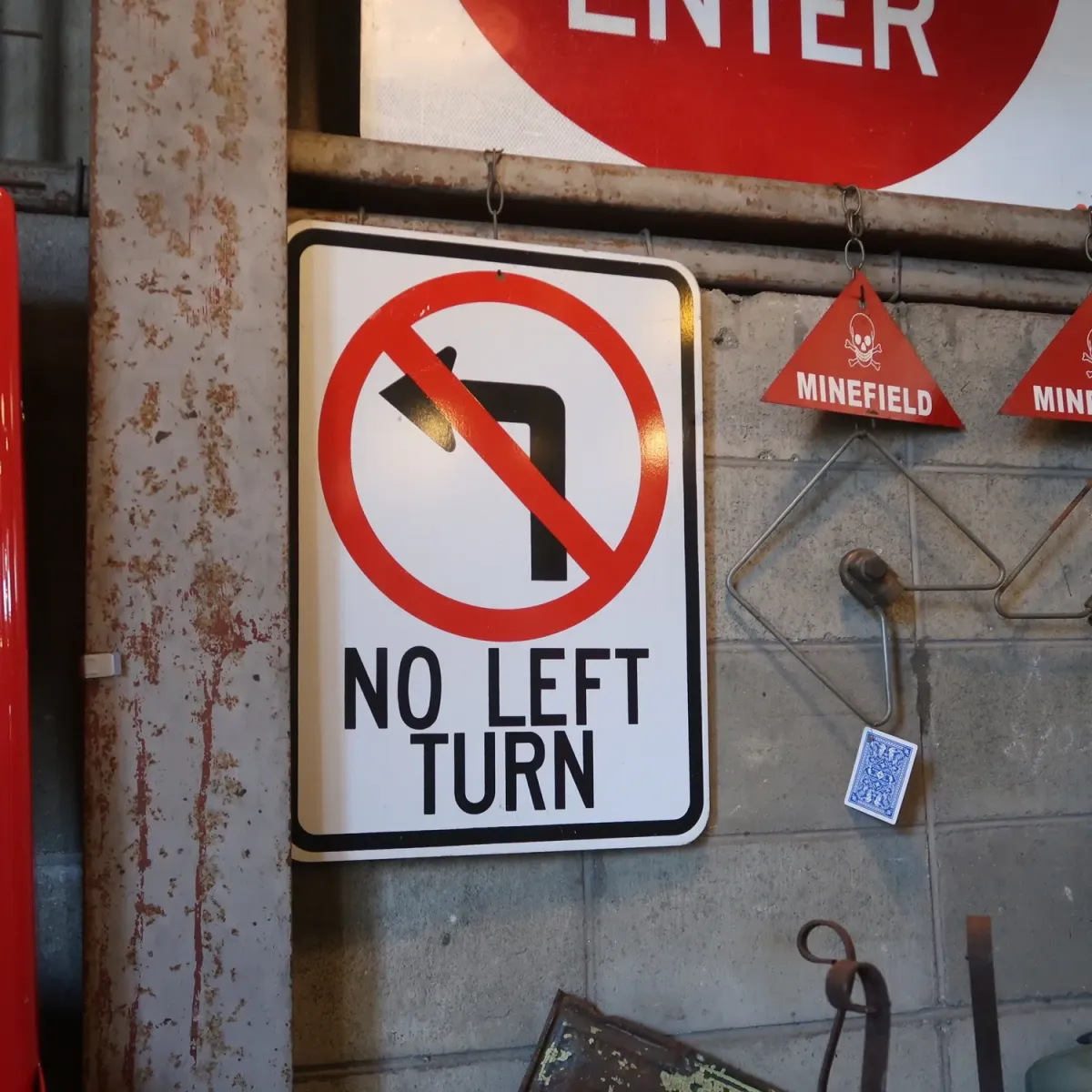NO LEFT TURN ロードサイン