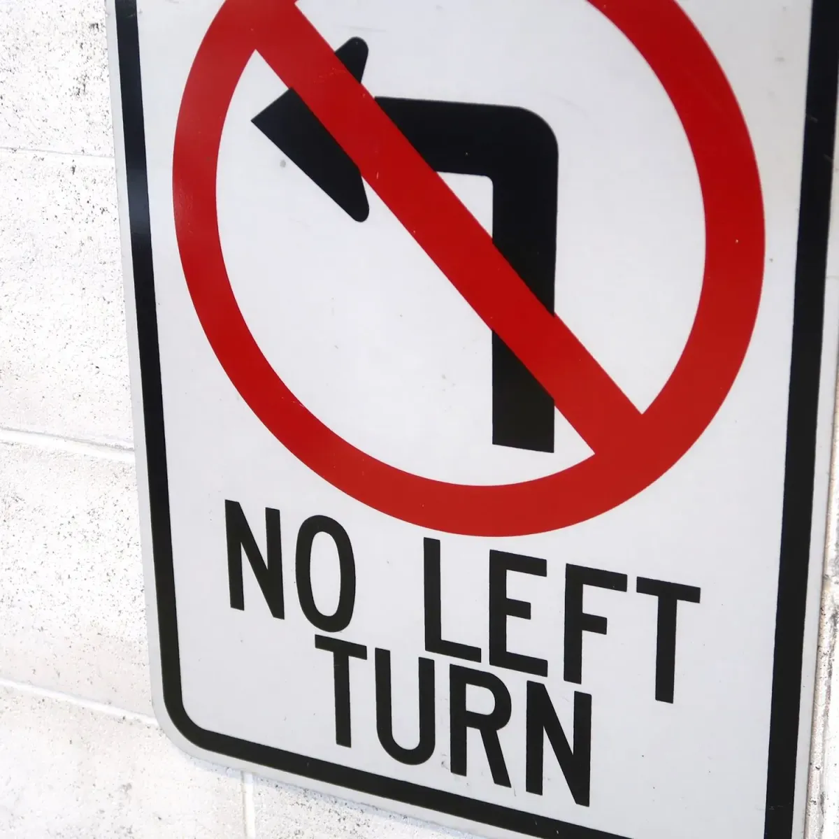 NO LEFT TURN ロードサイン